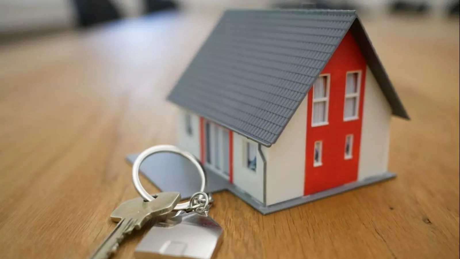 Llaves sobre una vivienda nueva en Chile